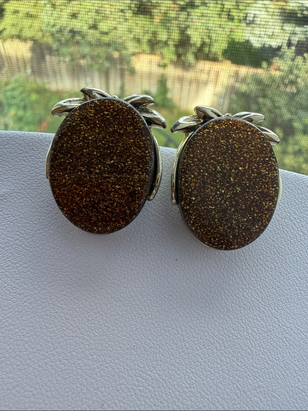 Vintage Gold‑Tone Clip‑On Earrings with Brown Sparkle Stones – Leaf Design